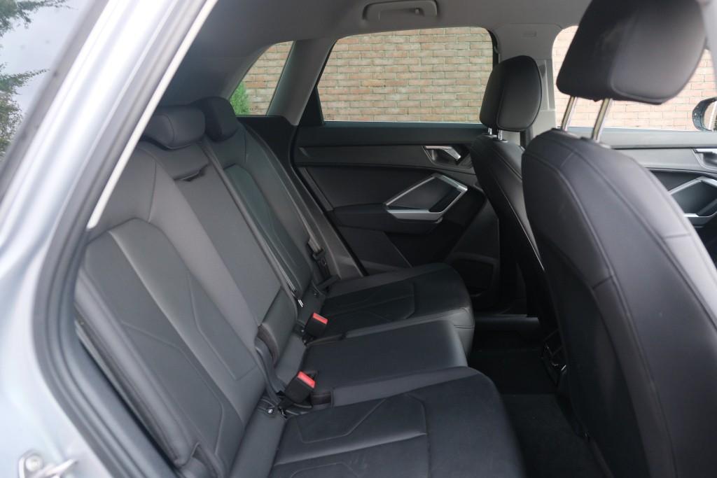 Audi Q3 35 TFSi 150pk S-Tronic Business Edition - Apple CarPlay - Achteruitrijcamera - Navigatiesysteem - Cruise control - Climate control - Matrix LED - Elektrische achterklep - Keyless entry afbeelding 3