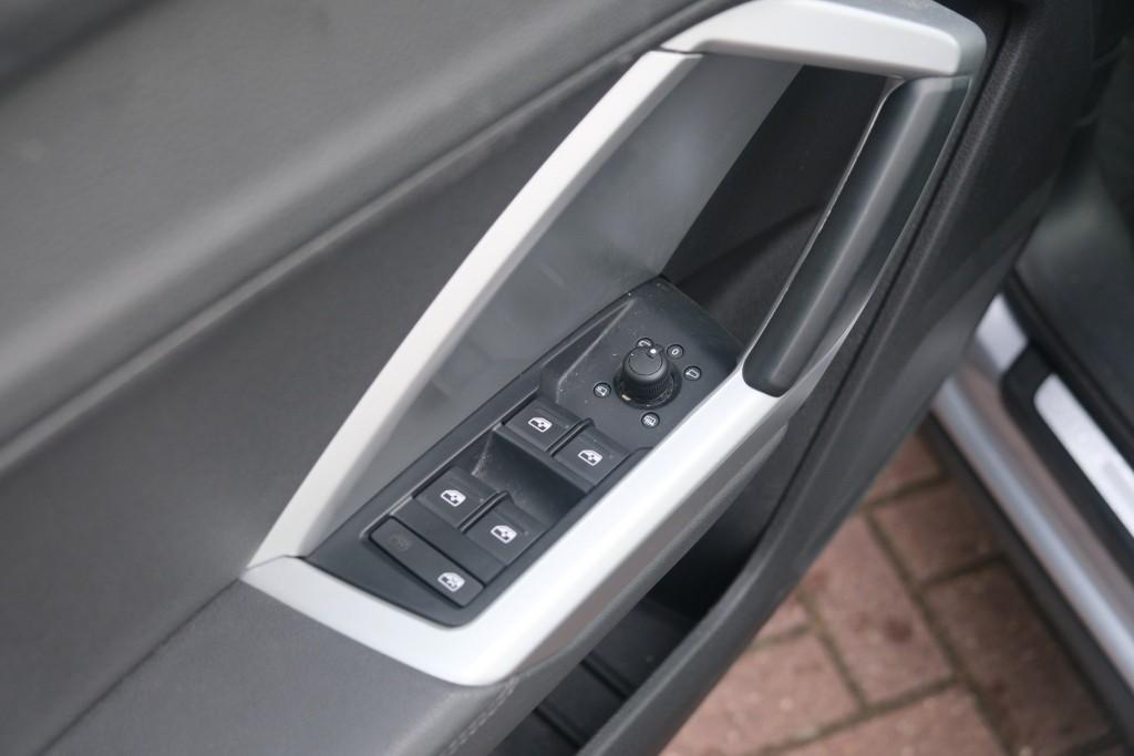 Audi Q3 35 TFSi 150pk S-Tronic Business Edition - Apple CarPlay - Achteruitrijcamera - Navigatiesysteem - Cruise control - Climate control - Matrix LED - Elektrische achterklep - Keyless entry afbeelding 22