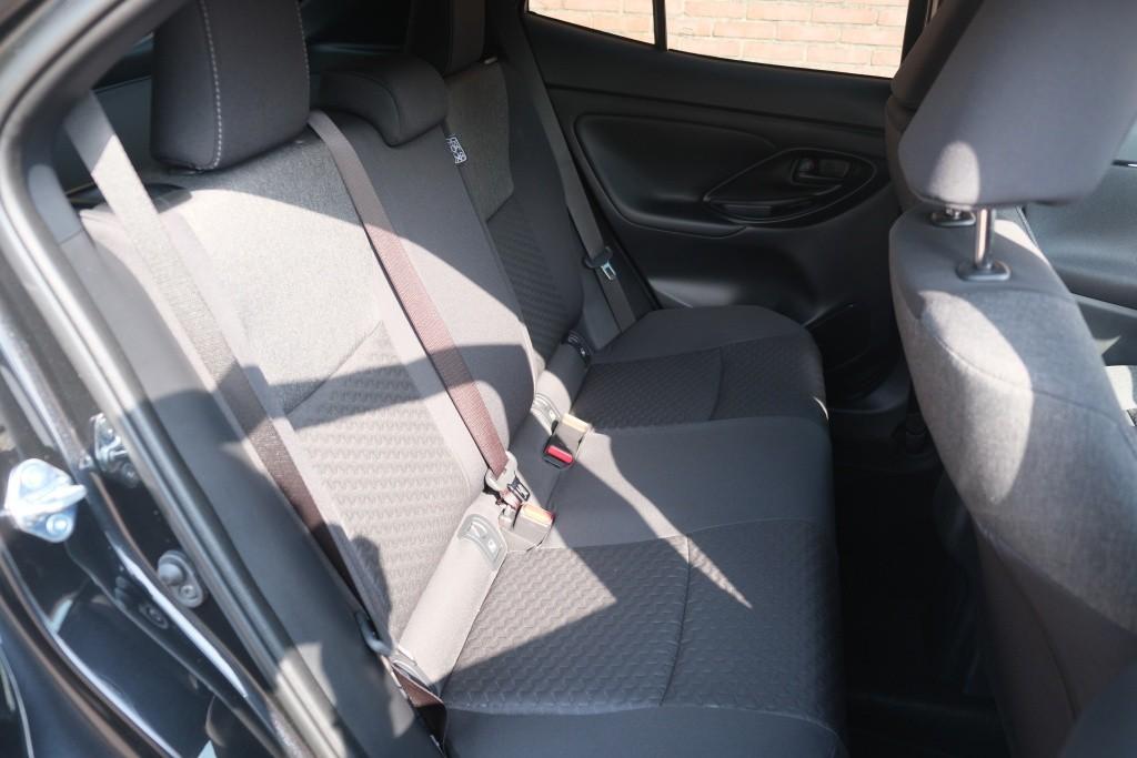 Toyota Yaris Cross 1.5 Hybrid 115pk CVT Dynamic - Adaptieve cruise - Achteruitrijcamera - Apple CarPlay - Climate control - Stoelverwarming - Keyless entry/start - Dodehoekdetectie afbeelding 3