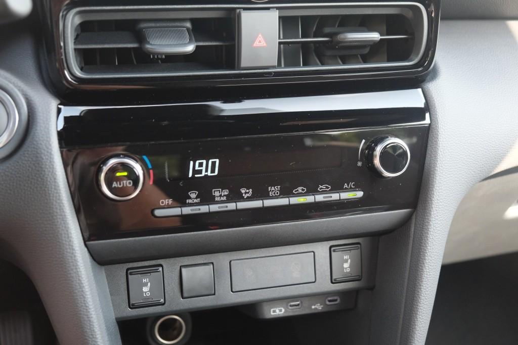 Toyota Yaris Cross 1.5 Hybrid 115pk CVT Dynamic - Adaptieve cruise - Achteruitrijcamera - Apple CarPlay - Climate control - Stoelverwarming - Keyless entry/start - Dodehoekdetectie afbeelding 18