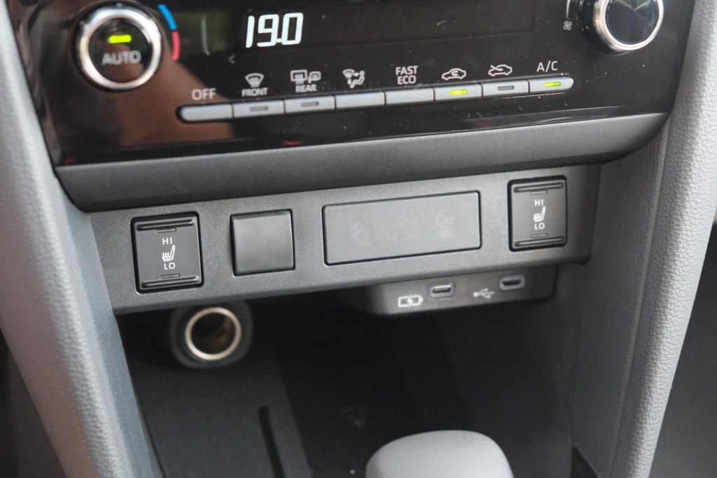 Toyota Yaris Cross 1.5 Hybrid 115pk CVT Dynamic - Adaptieve cruise - Achteruitrijcamera - Apple CarPlay - Climate control - Stoelverwarming - Keyless entry/start - Dodehoekdetectie afbeelding 19