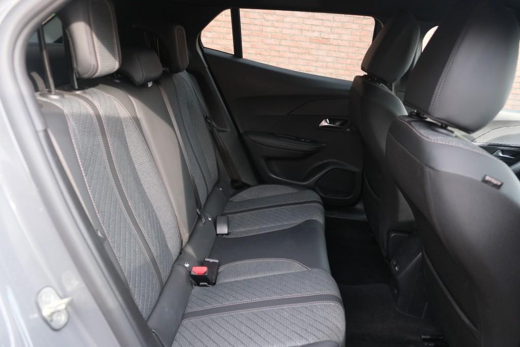 Peugeot 2008 1.2 Hybrid 145pk e-DCS6 Allure - Adaptive cruise - Camera voor en achter - Dodehoek detectie - Climate control - Parkeersensoren afbeelding 3