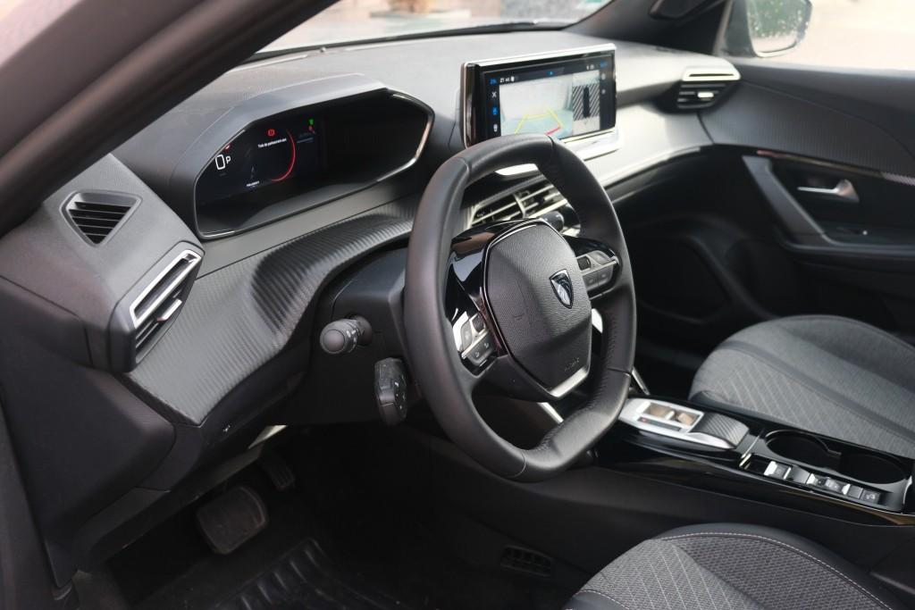 Peugeot 2008 1.2 Hybrid 145pk e-DCS6 Allure - Adaptive cruise - Camera voor en achter - Dodehoek detectie - Climate control - Parkeersensoren afbeelding 8