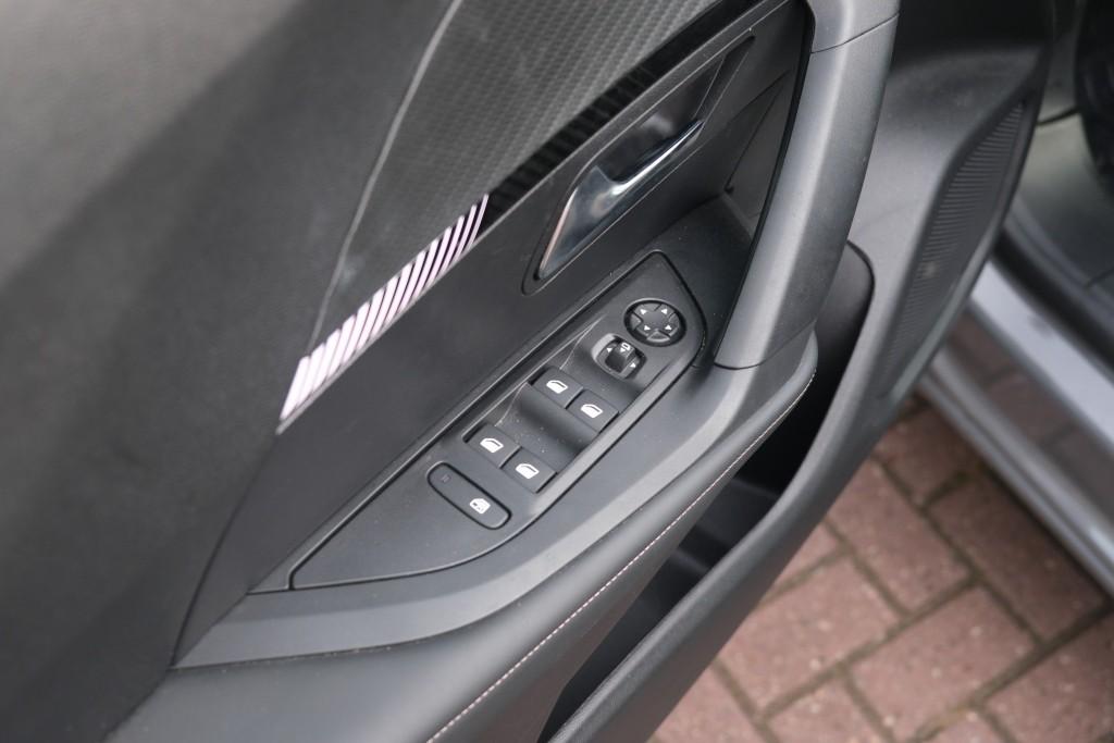 Peugeot 2008 1.2 Hybrid 145pk e-DCS6 Allure - Adaptive cruise - Camera voor en achter - Dodehoek detectie - Climate control - Parkeersensoren afbeelding 21