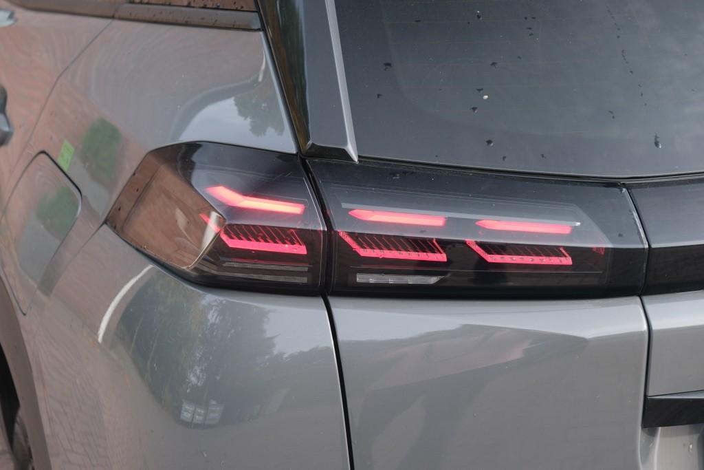 Peugeot 2008 1.2 Hybrid 145pk e-DCS6 Allure - Adaptive cruise - Camera voor en achter - Dodehoek detectie - Climate control - Parkeersensoren afbeelding 25