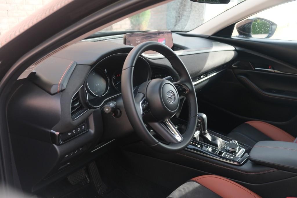 Mazda CX-30 2.5 e-SkyActiv-G M Hybrid 140pk Aut. Nagisa - Head-up display - Bose - Adaptieve cruise - Achteruitrijcamera - Dodehoekdetectie - Stoelverwarming - Elektrische achterklep - Keyless afbeelding 8
