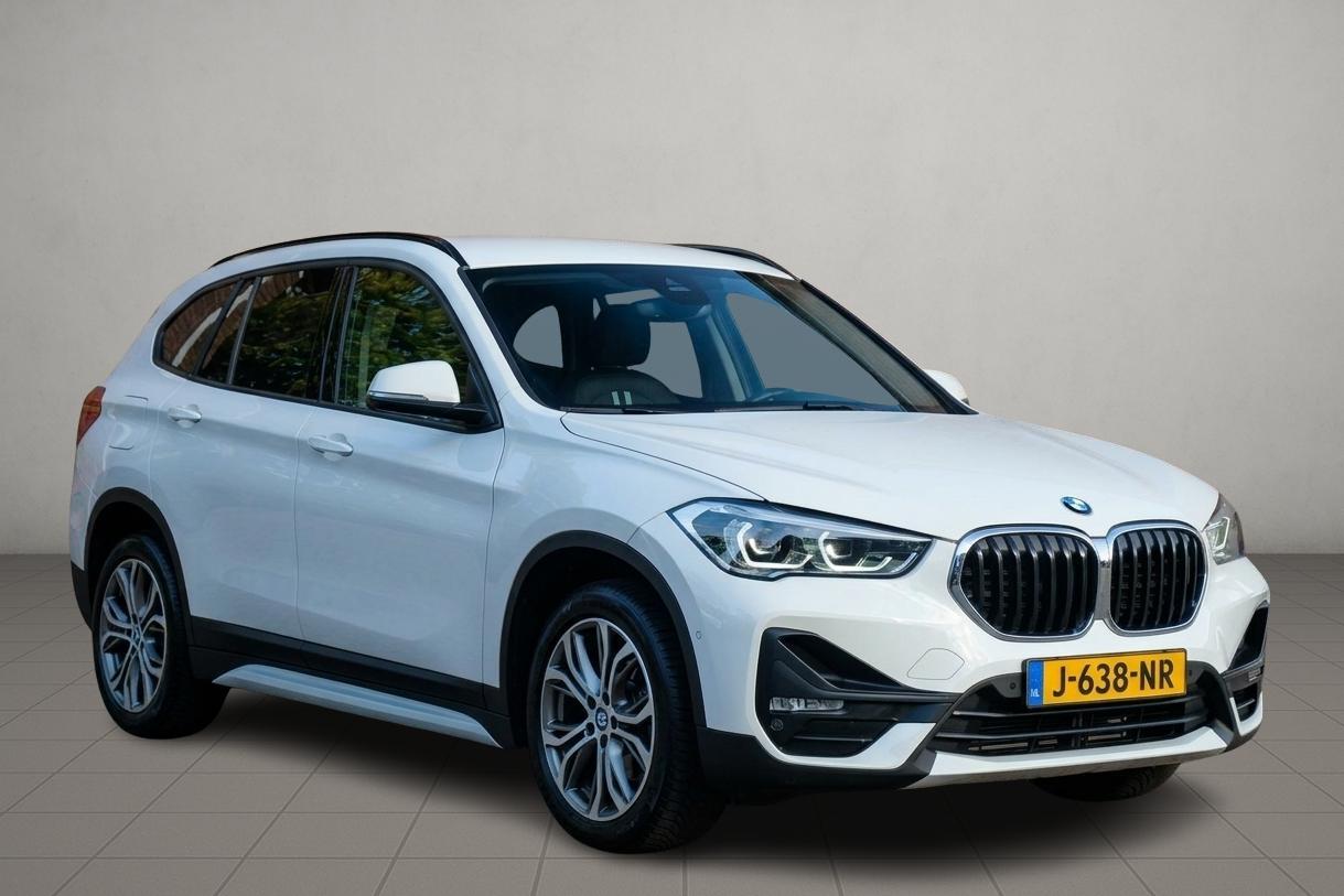 BMW X1 sDrive18i 140pk Aut. Executive Edition - Navigatiesysteem - Achteruitrijcamera - Cruise control - Climate control - Stoelverwarming - Apple CarPlay - Elektrische achterklep - Parkeersensoren afbeelding 1