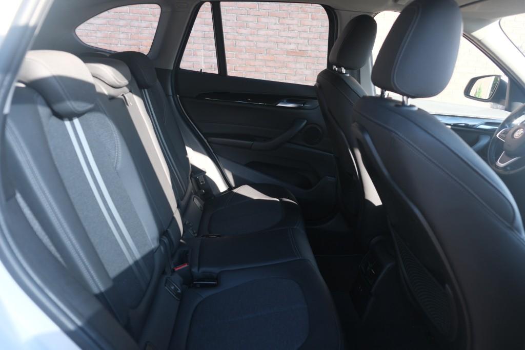 BMW X1 sDrive18i 140pk Aut. Executive Edition - Navigatiesysteem - Achteruitrijcamera - Cruise control - Climate control - Stoelverwarming - Apple CarPlay - Elektrische achterklep - Parkeersensoren afbeelding 3
