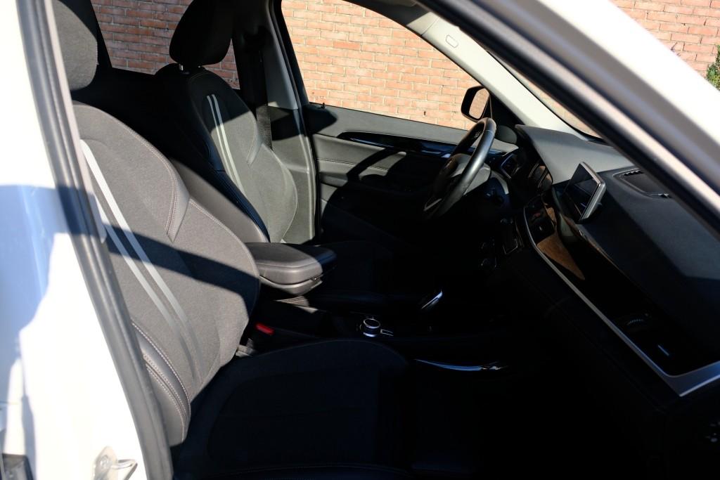 BMW X1 sDrive18i 140pk Aut. Executive Edition - Navigatiesysteem - Achteruitrijcamera - Cruise control - Climate control - Stoelverwarming - Apple CarPlay - Elektrische achterklep - Parkeersensoren afbeelding 4