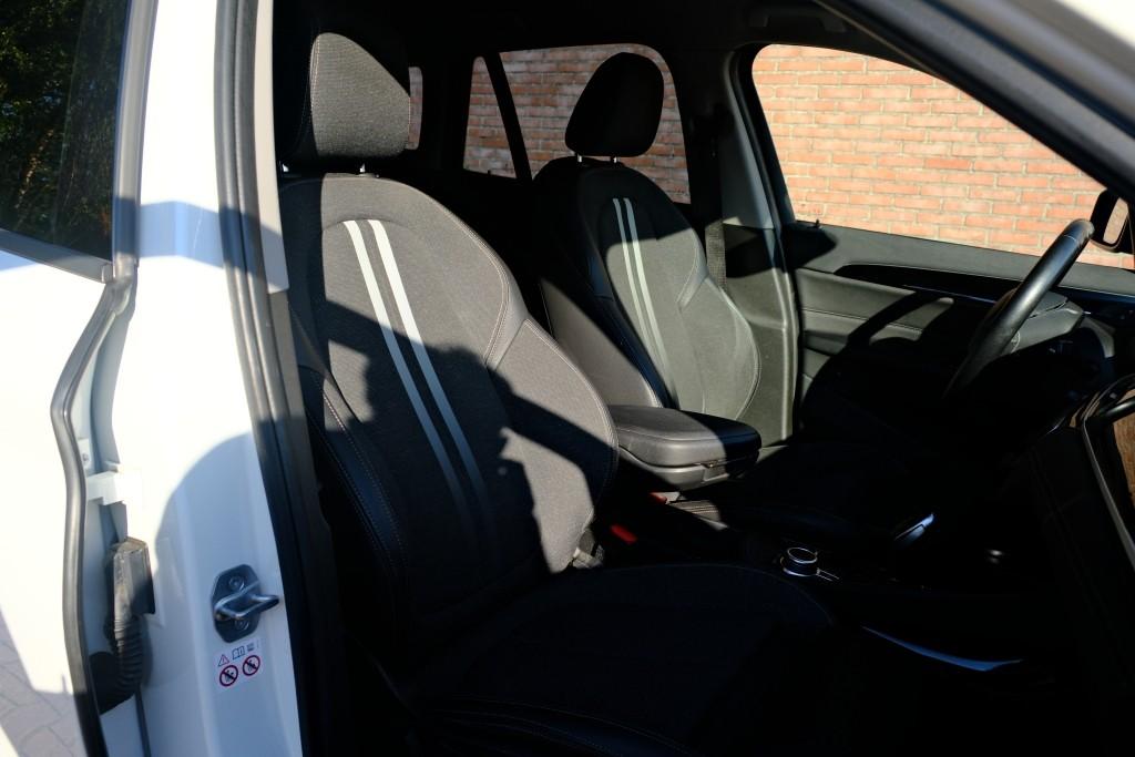 BMW X1 sDrive18i 140pk Aut. Executive Edition - Navigatiesysteem - Achteruitrijcamera - Cruise control - Climate control - Stoelverwarming - Apple CarPlay - Elektrische achterklep - Parkeersensoren afbeelding 6