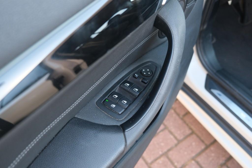 BMW X1 sDrive18i 140pk Aut. Executive Edition - Navigatiesysteem - Achteruitrijcamera - Cruise control - Climate control - Stoelverwarming - Apple CarPlay - Elektrische achterklep - Parkeersensoren afbeelding 22