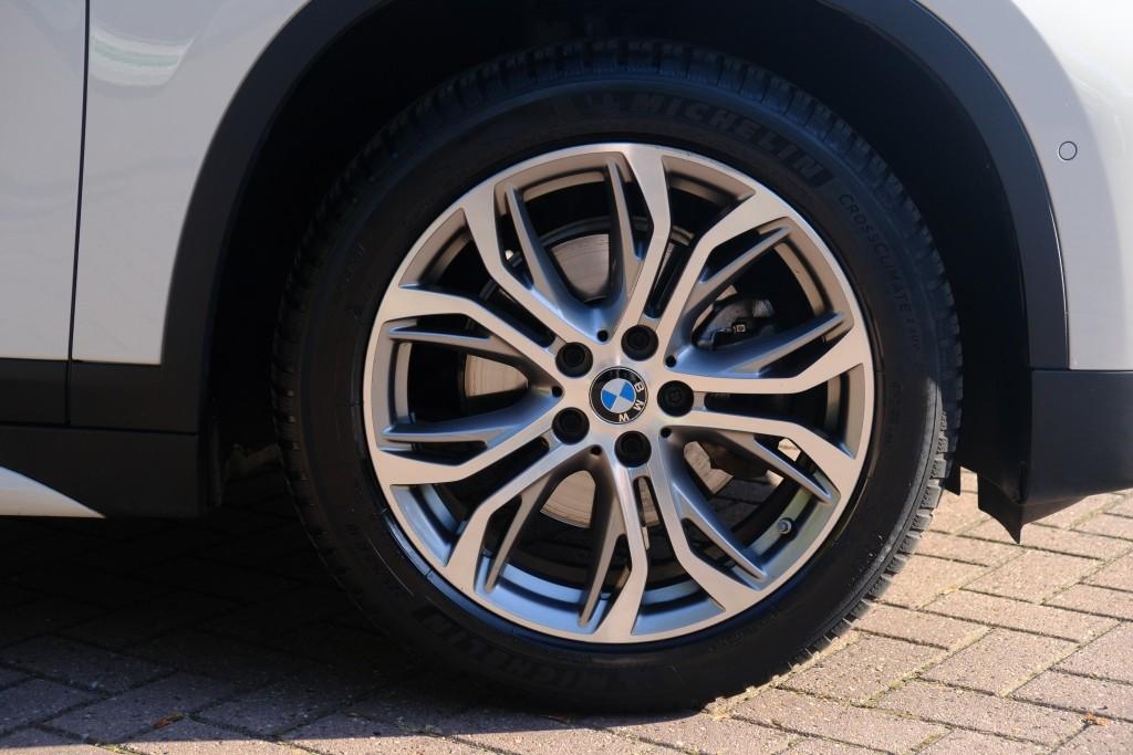BMW X1 sDrive18i 140pk Aut. Executive Edition - Navigatiesysteem - Achteruitrijcamera - Cruise control - Climate control - Stoelverwarming - Apple CarPlay - Elektrische achterklep - Parkeersensoren afbeelding 24