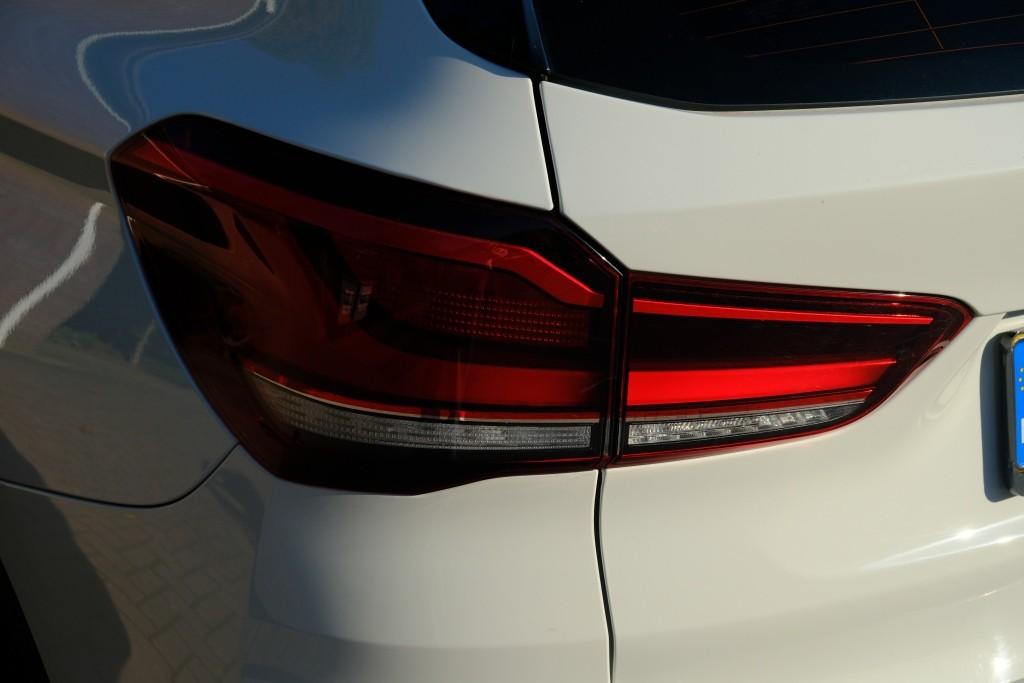BMW X1 sDrive18i 140pk Aut. Executive Edition - Navigatiesysteem - Achteruitrijcamera - Cruise control - Climate control - Stoelverwarming - Apple CarPlay - Elektrische achterklep - Parkeersensoren afbeelding 25