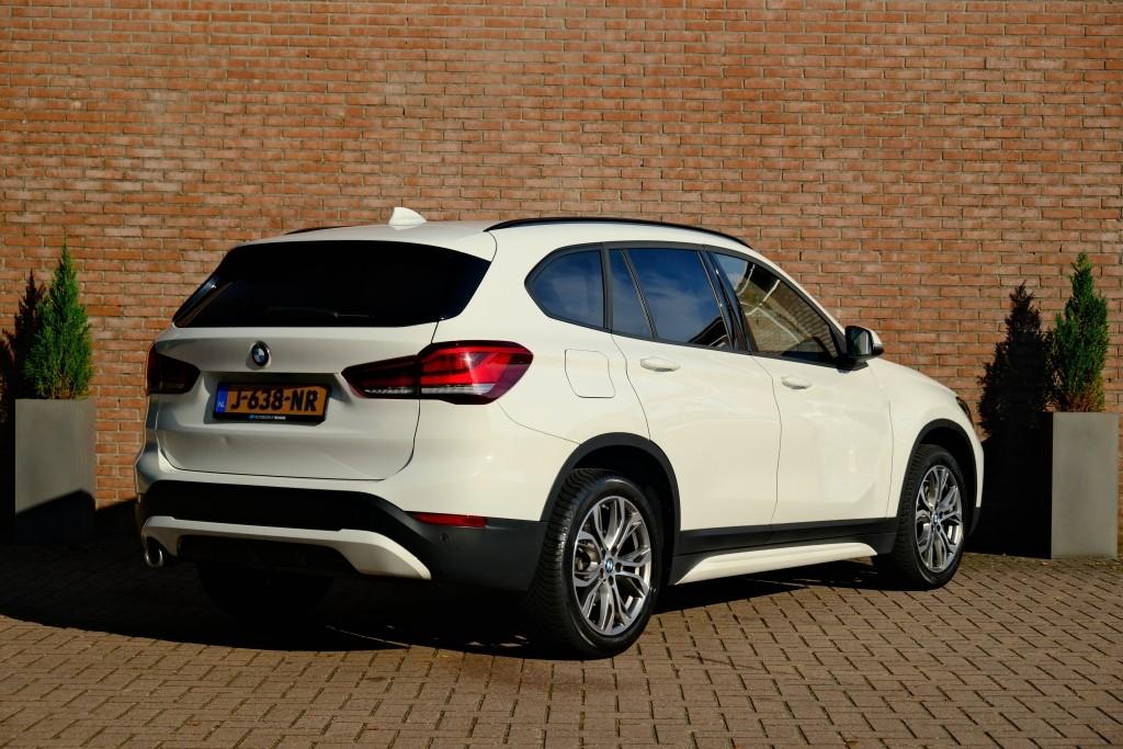 BMW X1 sDrive18i 140pk Aut. Executive Edition - Navigatiesysteem - Achteruitrijcamera - Cruise control - Climate control - Stoelverwarming - Apple CarPlay - Elektrische achterklep - Parkeersensoren afbeelding 26
