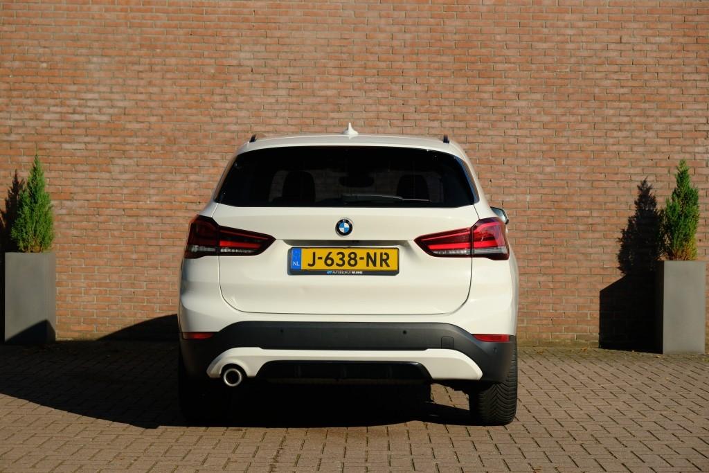 BMW X1 sDrive18i 140pk Aut. Executive Edition - Navigatiesysteem - Achteruitrijcamera - Cruise control - Climate control - Stoelverwarming - Apple CarPlay - Elektrische achterklep - Parkeersensoren afbeelding 29