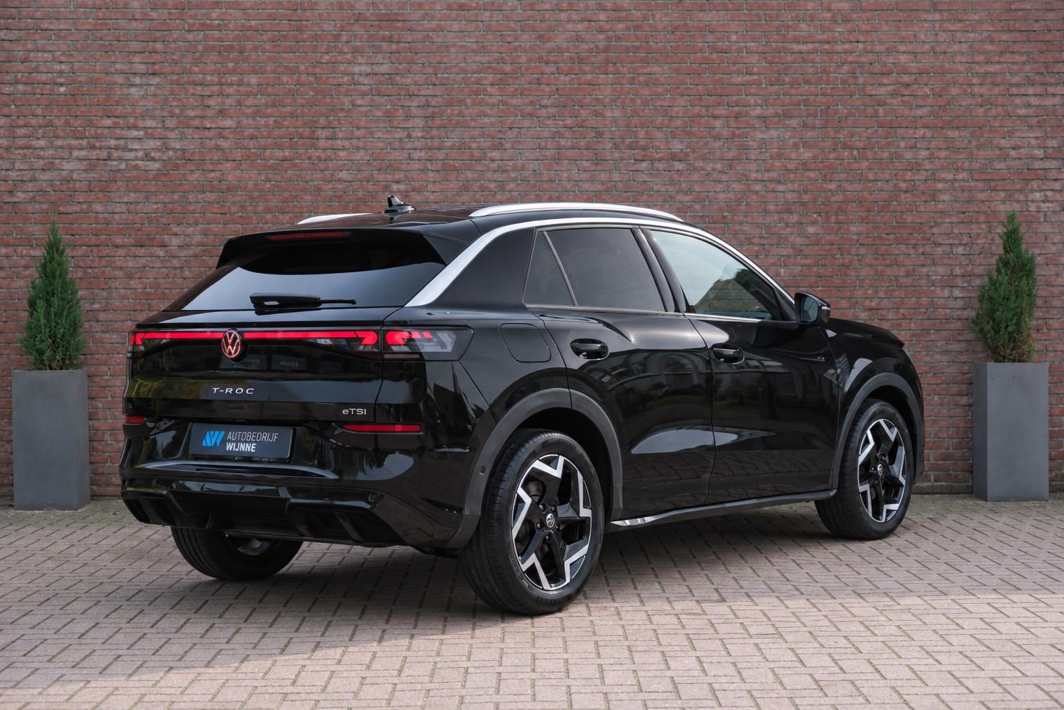 Volkswagen T-Roc 1.5 eTSi 150pk DSG R-Line - Adaptive cruise - Apple CarPlay - Achteruitrijcamera - Keyless entry - Stoelverwarming - Elektrische achterklep - Dodehoekdetectie - Parkeersensoren afbeelding 32