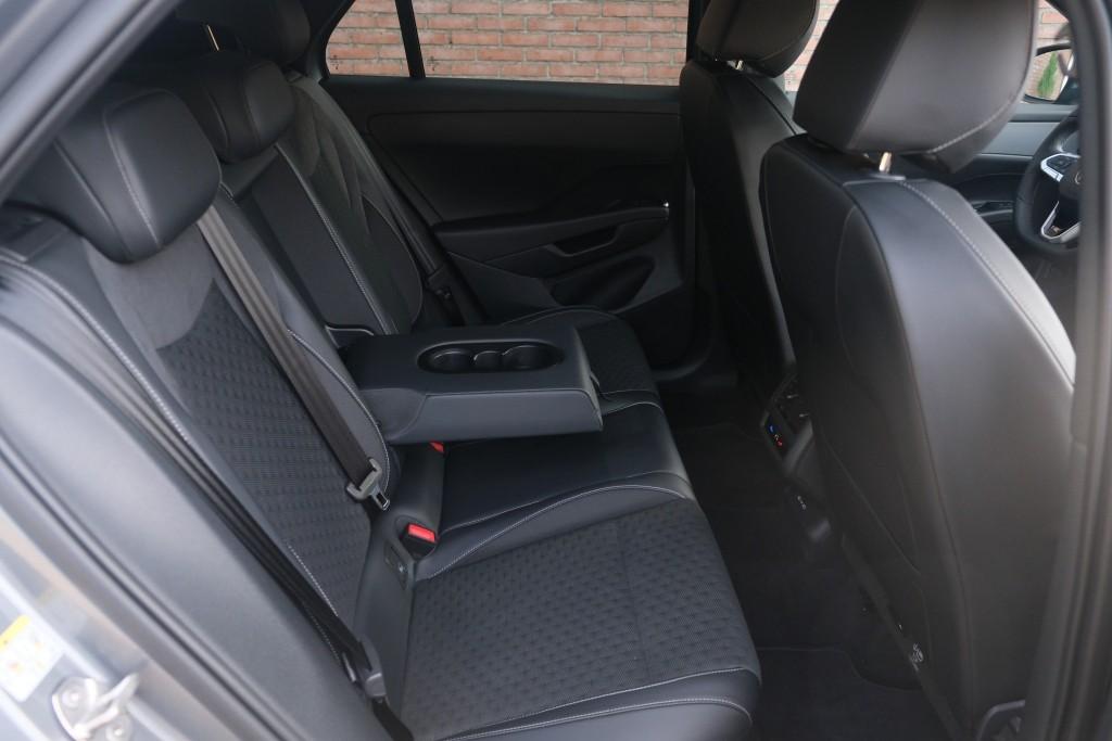 Volkswagen T-Roc 1.5 eTSi 150pk DSG R-Line - Adaptive cruise - Apple CarPlay - Achteruitrijcamera - Keyless entry - Stoelverwarming - Elektrische achterklep - Dodehoekdetectie - Parkeersensoren afbeelding 3