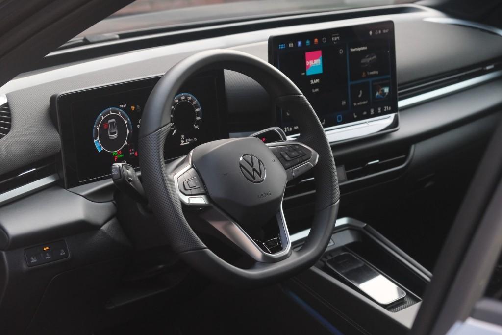 Volkswagen T-Roc 1.5 eTSi 150pk DSG R-Line - Adaptive cruise - Apple CarPlay - Achteruitrijcamera - Keyless entry - Stoelverwarming - Elektrische achterklep - Dodehoekdetectie - Parkeersensoren afbeelding 8