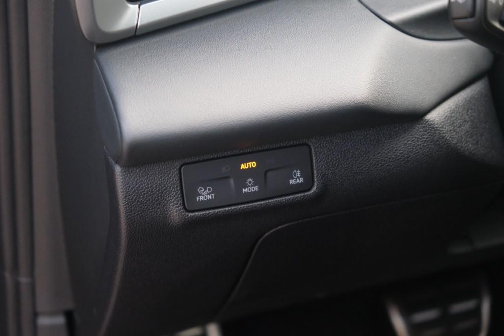 Volkswagen T-Roc 1.5 eTSi 150pk DSG R-Line - Adaptive cruise - Apple CarPlay - Achteruitrijcamera - Keyless entry - Stoelverwarming - Elektrische achterklep - Dodehoekdetectie - Parkeersensoren afbeelding 27