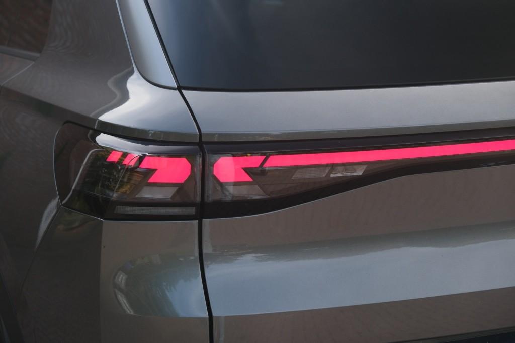 Volkswagen T-Roc 1.5 eTSi 150pk DSG R-Line - Adaptive cruise - Apple CarPlay - Achteruitrijcamera - Keyless entry - Stoelverwarming - Elektrische achterklep - Dodehoekdetectie - Parkeersensoren afbeelding 28