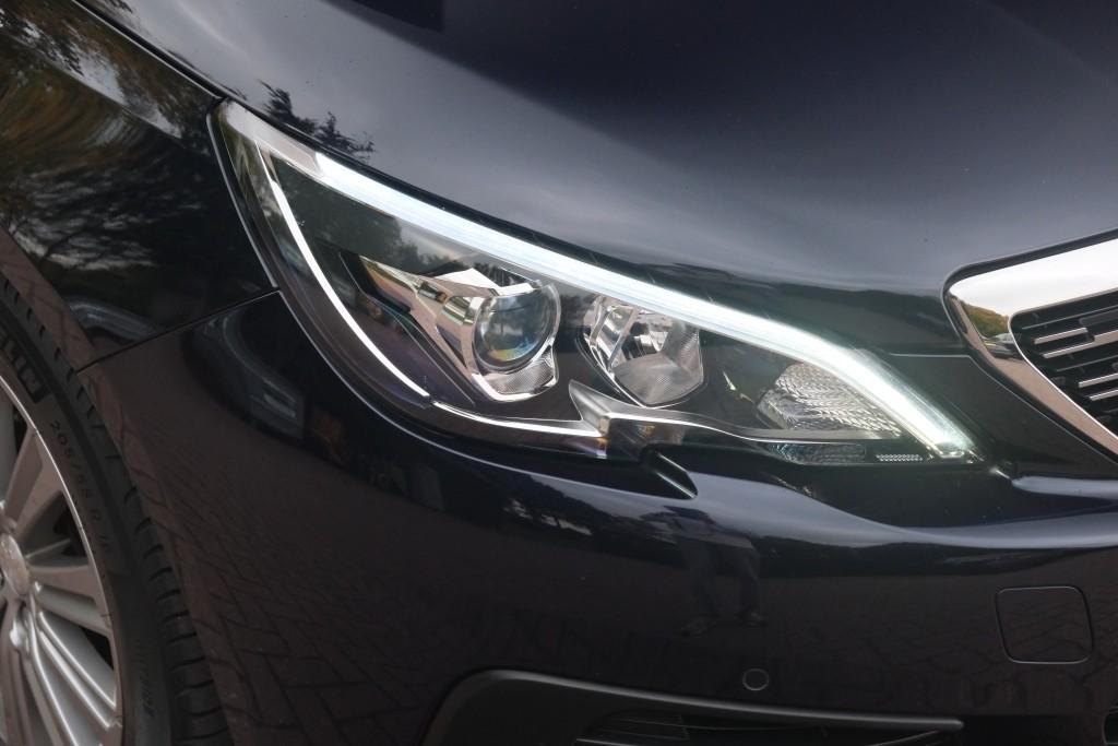 Peugeot 308 1.2 PureTech 130pk Allure - Apple CarPlay - Climate control - Cruise control - Navigatiesysteem - Parkeersensoren - Panoramadak - Trekhaak afbeelding 2