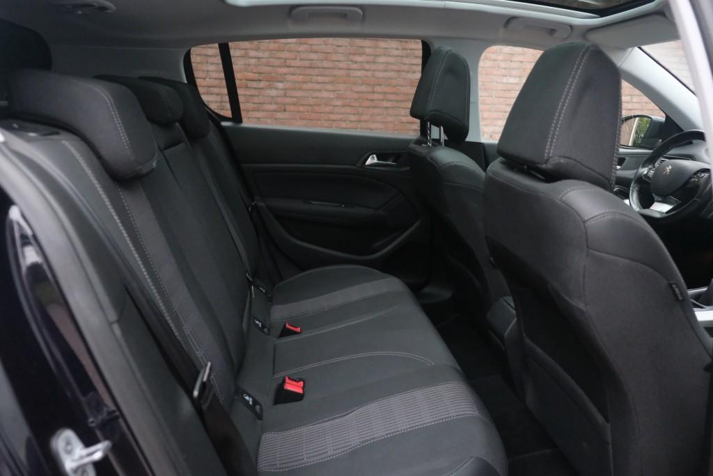 Peugeot 308 1.2 PureTech 130pk Allure - Apple CarPlay - Climate control - Cruise control - Navigatiesysteem - Parkeersensoren - Panoramadak - Trekhaak afbeelding 3