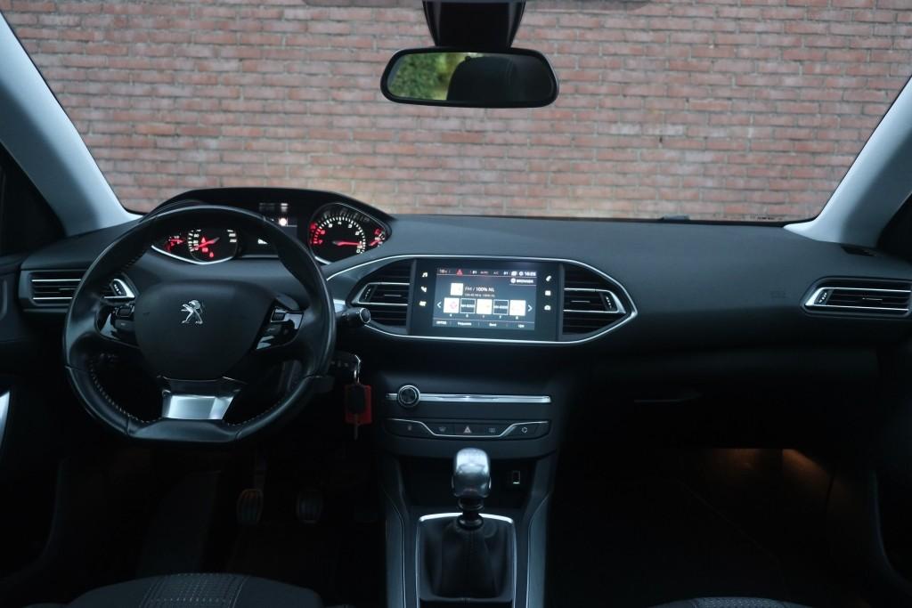 Peugeot 308 1.2 PureTech 130pk Allure - Apple CarPlay - Climate control - Cruise control - Navigatiesysteem - Parkeersensoren - Panoramadak - Trekhaak afbeelding 7