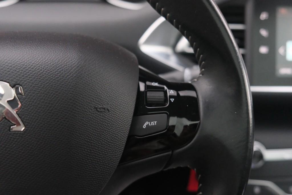 Peugeot 308 1.2 PureTech 130pk Allure - Apple CarPlay - Climate control - Cruise control - Navigatiesysteem - Parkeersensoren - Panoramadak - Trekhaak afbeelding 10