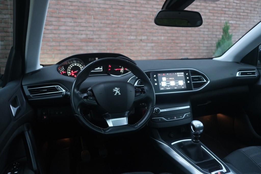 Peugeot 308 1.2 PureTech 130pk Allure - Apple CarPlay - Climate control - Cruise control - Navigatiesysteem - Parkeersensoren - Panoramadak - Trekhaak afbeelding 15