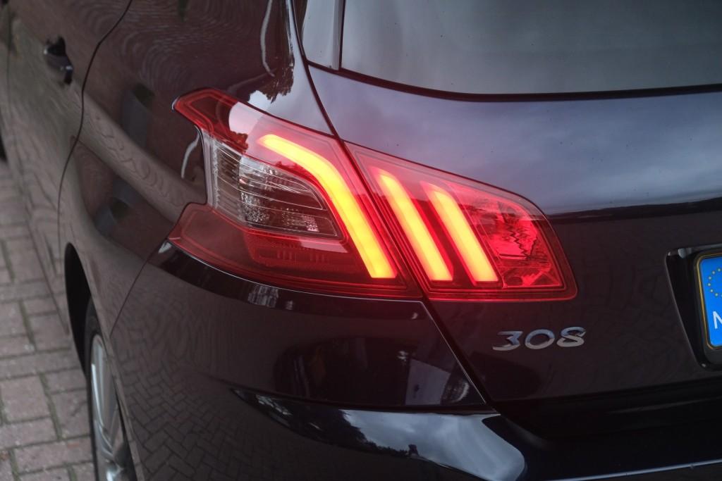 Peugeot 308 1.2 PureTech 130pk Allure - Apple CarPlay - Climate control - Cruise control - Navigatiesysteem - Parkeersensoren - Panoramadak - Trekhaak afbeelding 28