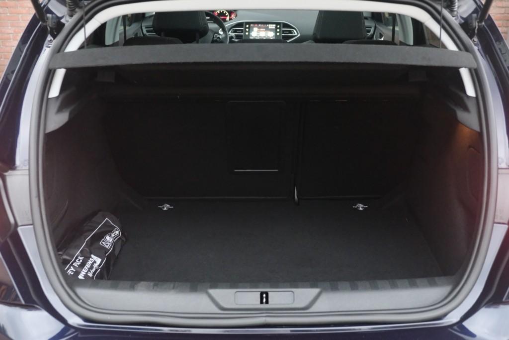 Peugeot 308 1.2 PureTech 130pk Allure - Apple CarPlay - Climate control - Cruise control - Navigatiesysteem - Parkeersensoren - Panoramadak - Trekhaak afbeelding 30