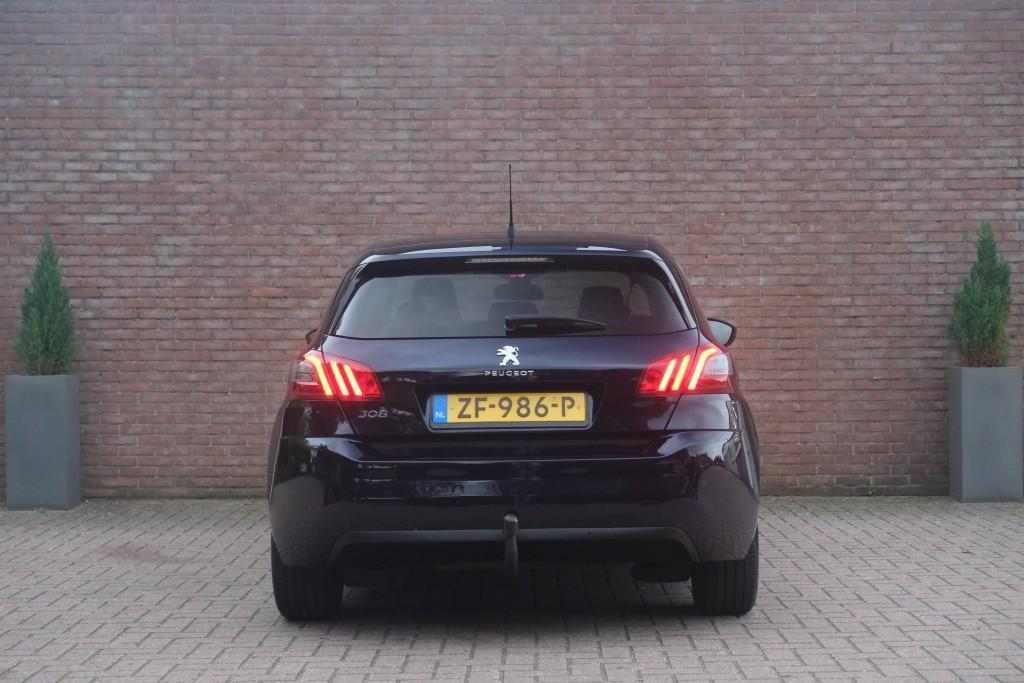 Peugeot 308 1.2 PureTech 130pk Allure - Apple CarPlay - Climate control - Cruise control - Navigatiesysteem - Parkeersensoren - Panoramadak - Trekhaak afbeelding 31