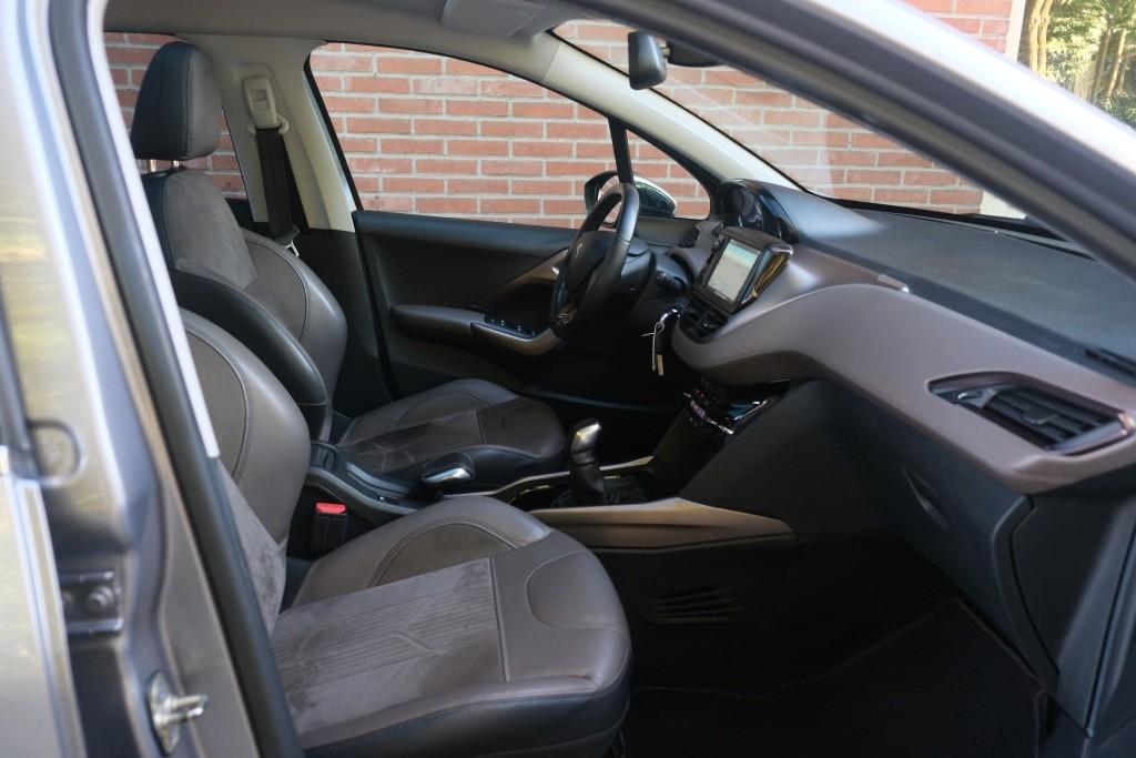Peugeot 2008 1.6 VTi 120pk Féline - Climate control - Cruise control - Navigatiesysteem - Parkeersensoren - Trekhaak afbeelding 4