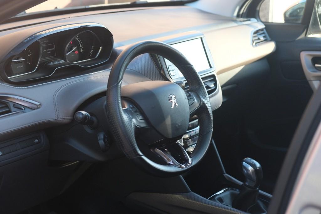 Peugeot 2008 1.6 VTi 120pk Féline - Climate control - Cruise control - Navigatiesysteem - Parkeersensoren - Trekhaak afbeelding 8