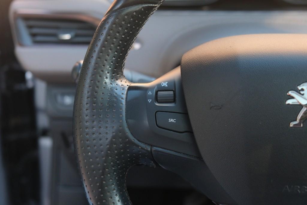 Peugeot 2008 1.6 VTi 120pk Féline - Climate control - Cruise control - Navigatiesysteem - Parkeersensoren - Trekhaak afbeelding 9