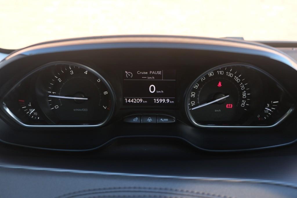 Peugeot 2008 1.6 VTi 120pk Féline - Climate control - Cruise control - Navigatiesysteem - Parkeersensoren - Trekhaak afbeelding 11