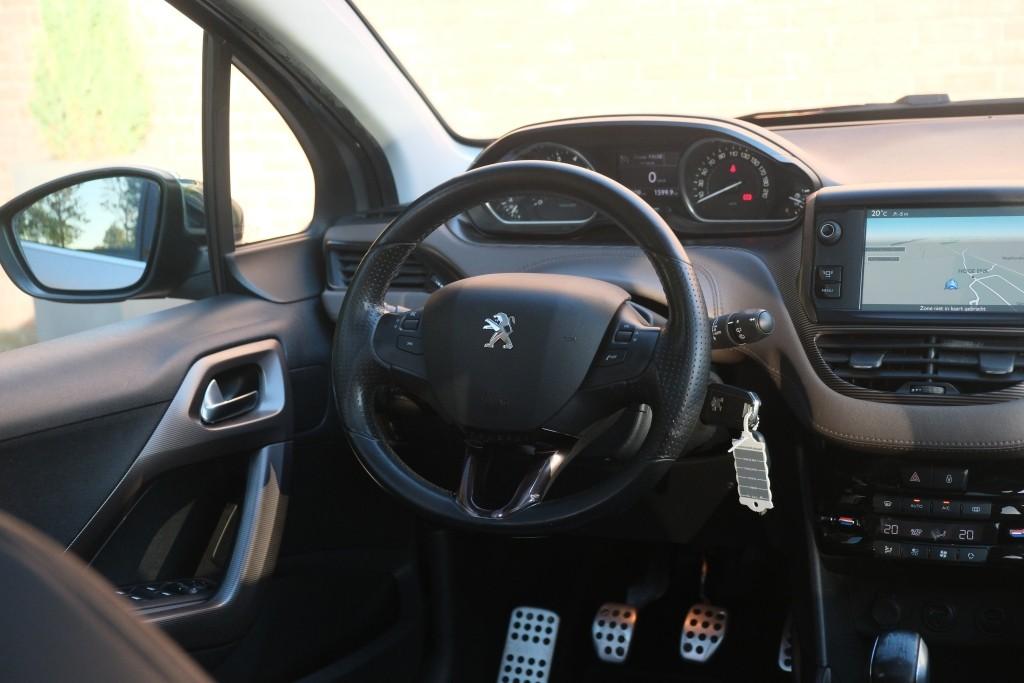 Peugeot 2008 1.6 VTi 120pk Féline - Climate control - Cruise control - Navigatiesysteem - Parkeersensoren - Trekhaak afbeelding 12