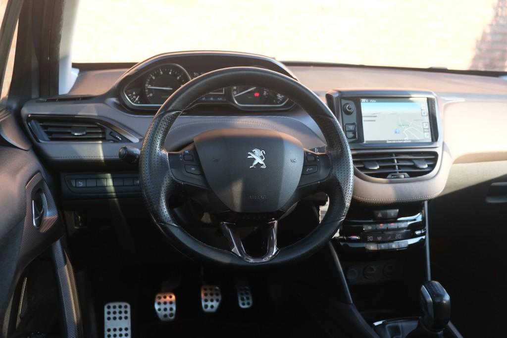Peugeot 2008 1.6 VTi 120pk Féline - Climate control - Cruise control - Navigatiesysteem - Parkeersensoren - Trekhaak afbeelding 14