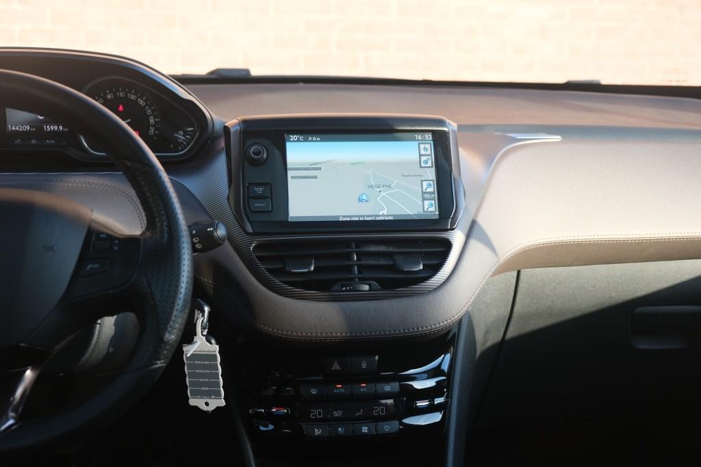 Peugeot 2008 1.6 VTi 120pk Féline - Climate control - Cruise control - Navigatiesysteem - Parkeersensoren - Trekhaak afbeelding 15