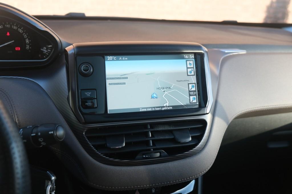 Peugeot 2008 1.6 VTi 120pk Féline - Climate control - Cruise control - Navigatiesysteem - Parkeersensoren - Trekhaak afbeelding 16