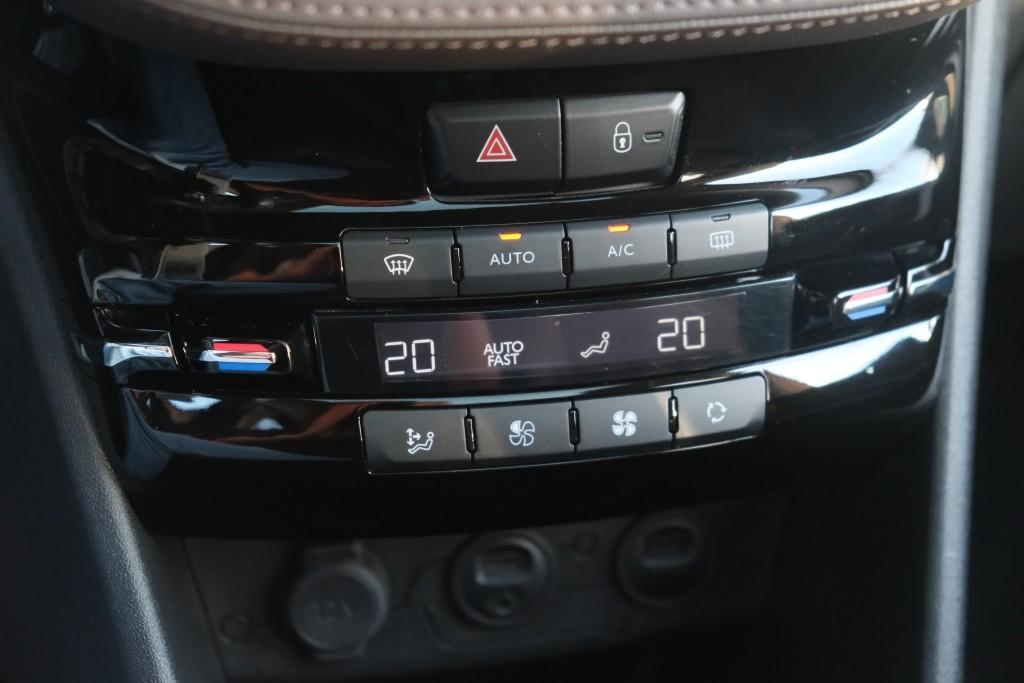 Peugeot 2008 1.6 VTi 120pk Féline - Climate control - Cruise control - Navigatiesysteem - Parkeersensoren - Trekhaak afbeelding 17