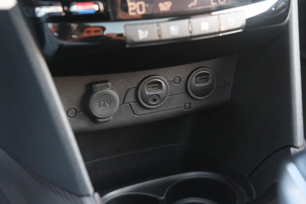 Peugeot 2008 1.6 VTi 120pk Féline - Climate control - Cruise control - Navigatiesysteem - Parkeersensoren - Trekhaak afbeelding 18