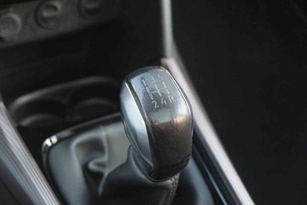 Peugeot 2008 1.6 VTi 120pk Féline - Climate control - Cruise control - Navigatiesysteem - Parkeersensoren - Trekhaak afbeelding 19