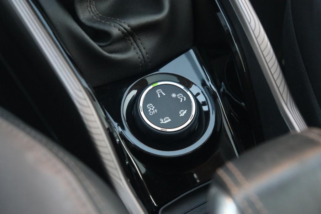 Peugeot 2008 1.6 VTi 120pk Féline - Climate control - Cruise control - Navigatiesysteem - Parkeersensoren - Trekhaak afbeelding 20
