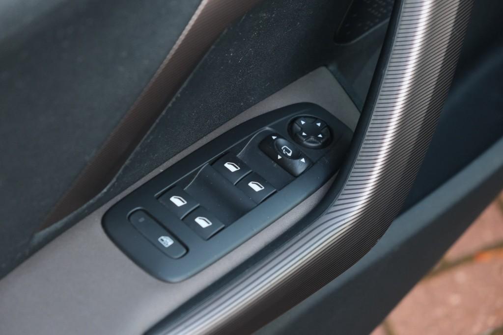 Peugeot 2008 1.6 VTi 120pk Féline - Climate control - Cruise control - Navigatiesysteem - Parkeersensoren - Trekhaak afbeelding 21