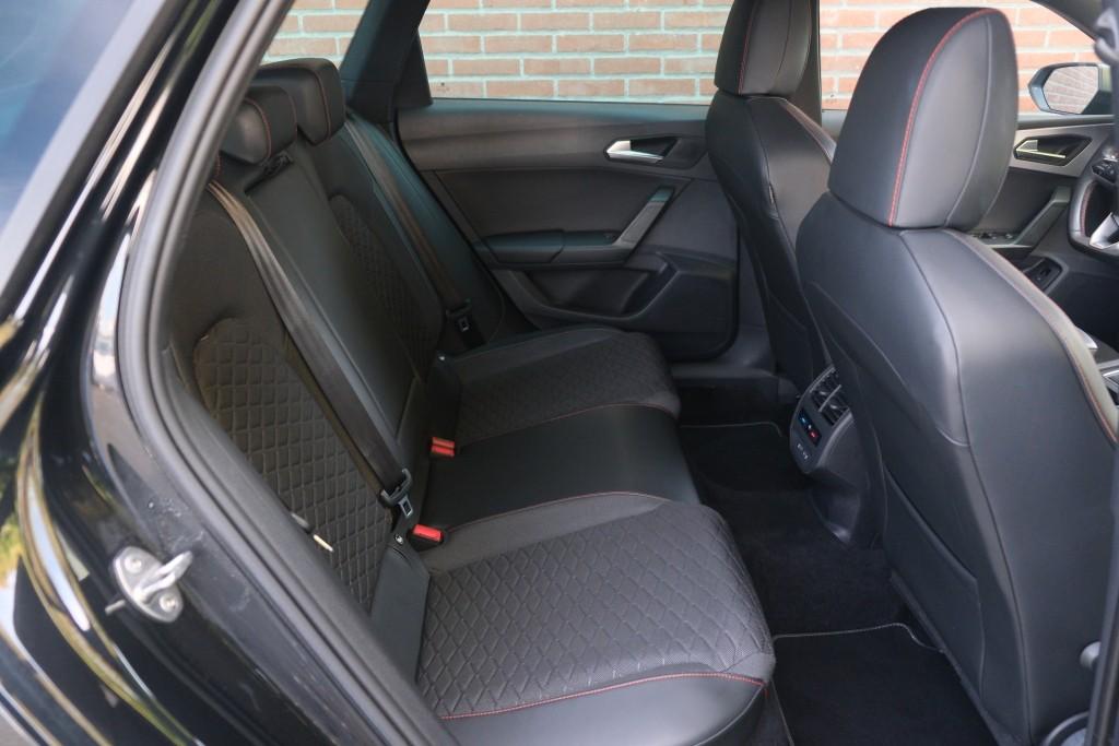 SEAT Leon 1.5 eTSi 150pk DSG Sportstourer FR Launch Editon - Adaptive cruise - Elektrische achterklep - Apple CarPlay - Keyless - Parkeersensoren - Stoelverwarming - Climate control afbeelding 3