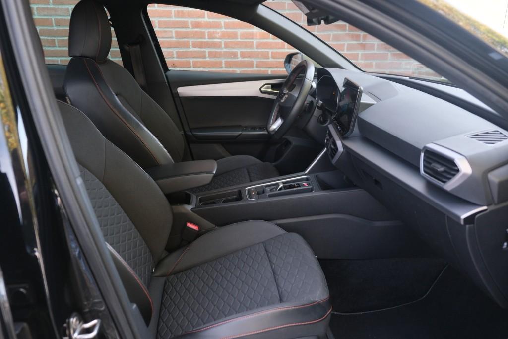 SEAT Leon 1.5 eTSi 150pk DSG Sportstourer FR Launch Editon - Adaptive cruise - Elektrische achterklep - Apple CarPlay - Keyless - Parkeersensoren - Stoelverwarming - Climate control afbeelding 4