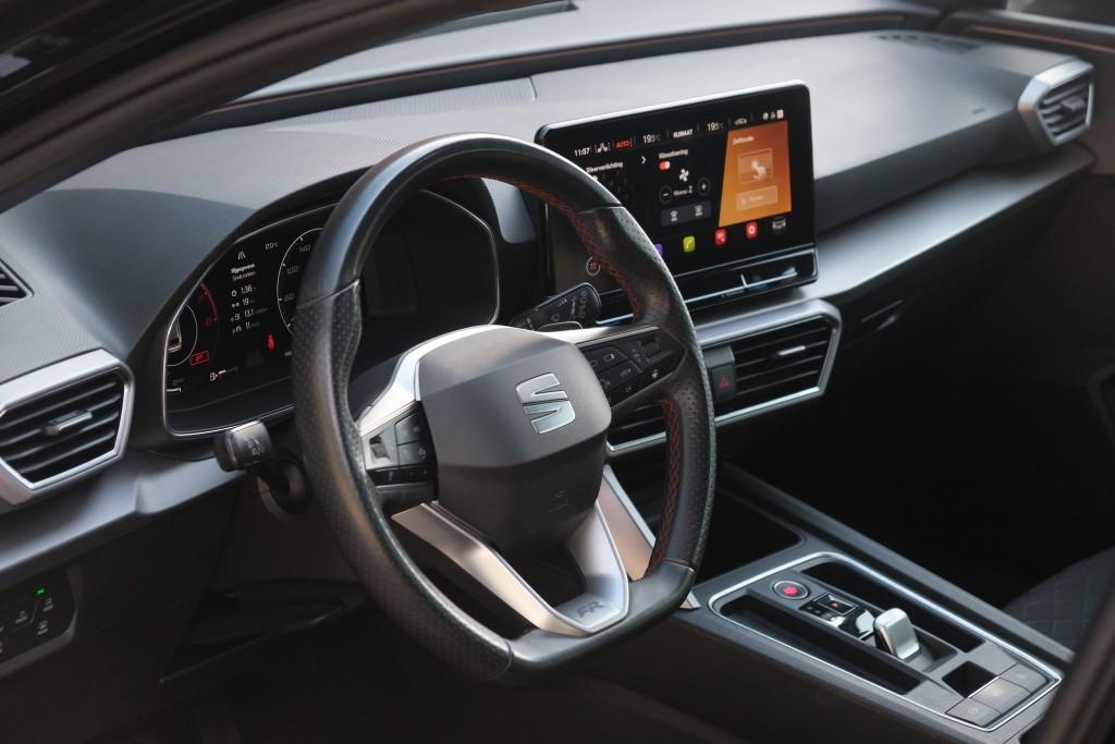 SEAT Leon 1.5 eTSi 150pk DSG Sportstourer FR Launch Editon - Adaptive cruise - Elektrische achterklep - Apple CarPlay - Keyless - Parkeersensoren - Stoelverwarming - Climate control afbeelding 8