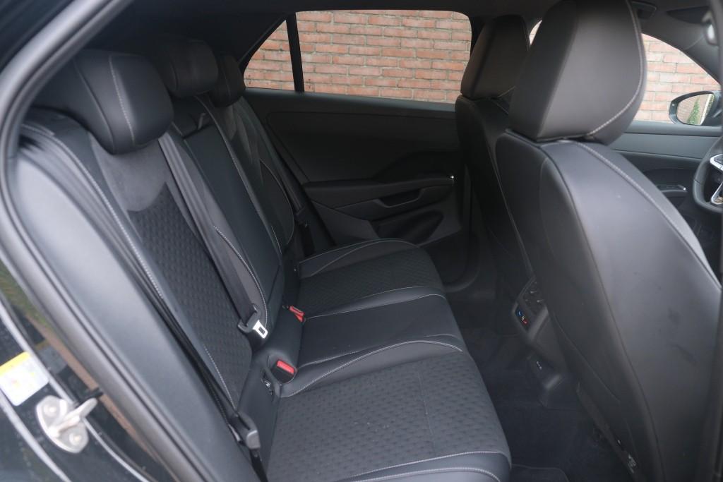 Volkswagen T-Roc 1.5 eTSi 150pk DSG R-Line - Adaptive cruise - Apple CarPlay - Achteruitrijcamera - Keyless entry - Stoelverwarming - Elektrische achterklep - Dodehoekdetectie - Parkeersensoren afbeelding 3