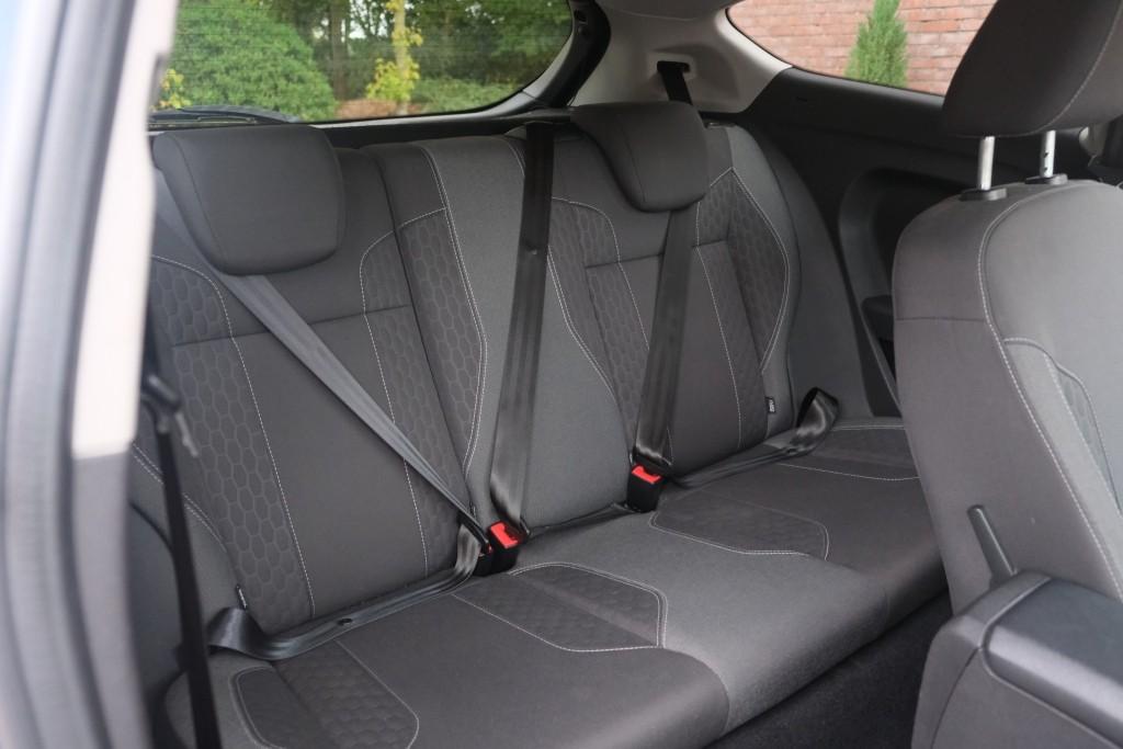 Ford Fiesta 1.0 EcoBoost 125pk Sport - Airconditioning - Bluetooth - Stoelverwarming - Voorruit verwarming - 16 inch velgen afbeelding 3